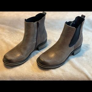 Dromedaris Grey Ankle Boots